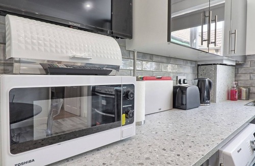 Rayleigh Apartamento | Elegant Retreat near Station, Pet-Friendly