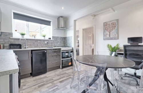 Rayleigh Apartamento | Elegant Retreat near Station, Pet-Friendly