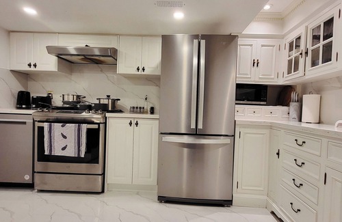 East Credit Casa | Cottage Alike in City Center w/Movie Theater-Near Toronto Airport