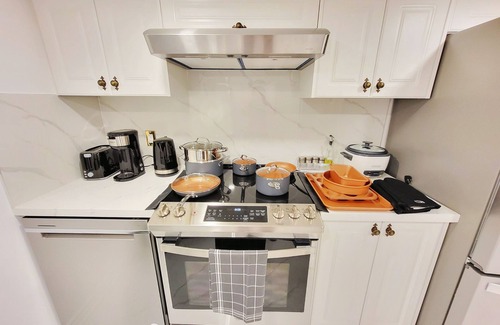 East Credit Casa | Cottage Alike in City Center w/Movie Theater-Near Toronto Airport