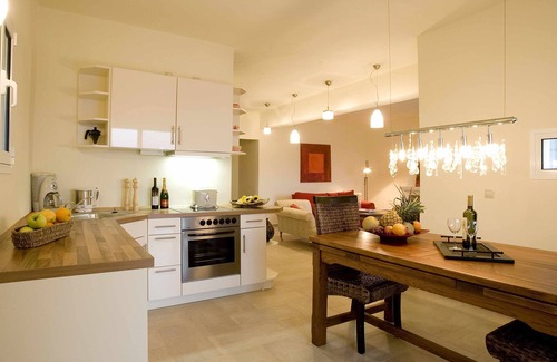 Istron Villa | Elegante villa con vista al mar y piscina propia cerca de la playa.