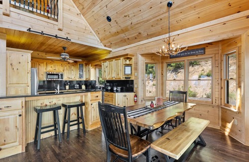 Mineral Bluff Cabina | Elegant Waterfall Lodge with Stunning Views, Hot Tub, Fire Pit & Game Room