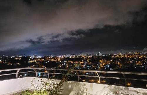 Zona 17 Apartamento | Elegante apartamento cerca de Embajada de los EEUU y Cayala