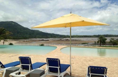 Tumba Vieja Apartamento | Elegante apartamento discreto, con playa y piscina