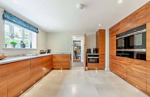 Burford Cabaña | Elegantly furnished holiday home in the Cotswolds with a hot tub - Stonelands