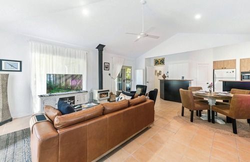 Montville Casa | Elevata Villa - Magnesium Spa Jacuzzi - Wood Fire - Claw Bath - Pet Friendly