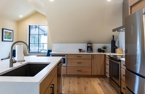 Tamarack Resort Condominio | Elevated Condo in The Village|Top Floor|Balcony