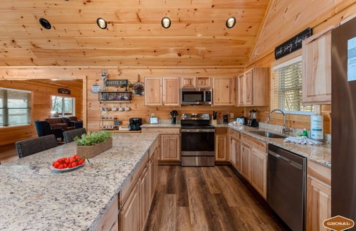 Sevierville Cabina | Elevated Escape by Ghosal Luxury Lodging