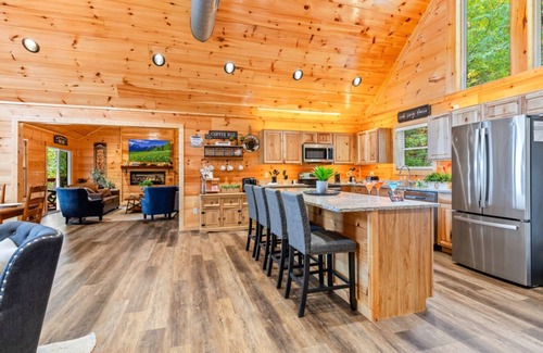 Sevierville Cabina | Elevated Escape by Ghosal Luxury Lodging