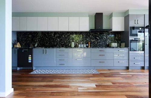 Legana Casa | Elevated Modern Escape with Tennis Court Access