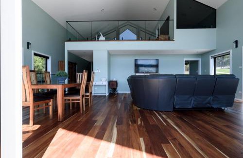 Legana Casa | Elevated Modern Escape with Tennis Court Access