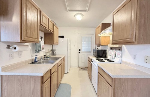 Sayles Blvd. Area Casa | Eleven South: One - Modern Studio Apartment