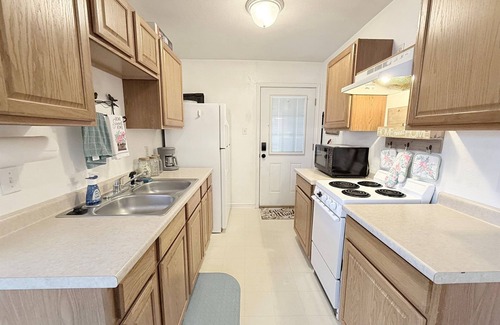 Sayles Blvd. Area Casa | Eleven South: One - Modern Studio Apartment