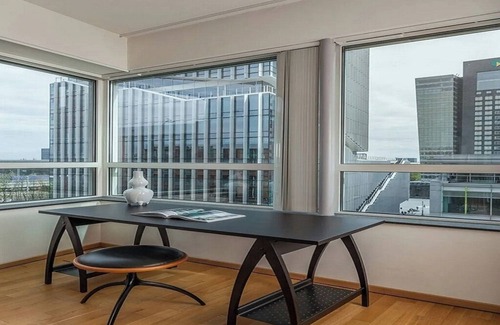 Zuidas Apartamento | Elite Executive Apartment with Top-Tier Amenities in Claude Debussylaan