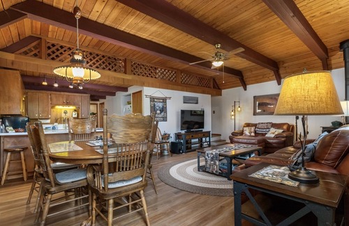 Packwood Cabina | Wifi, golf, piscina, estufa de leña, barbacoa