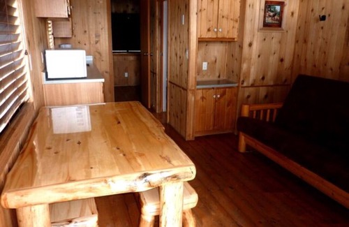 West Yellowstone Cabina | Elk Haven Camping (Cabin 15)