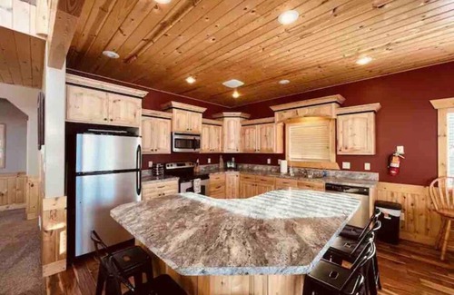 Island Park Casa | Elk Ridge Retreat - Hot Tub