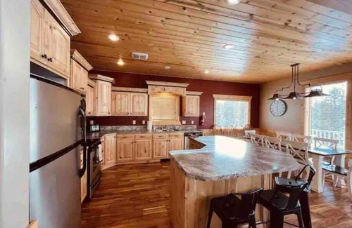 Island Park Casa | Elk Ridge Retreat - Hot Tub