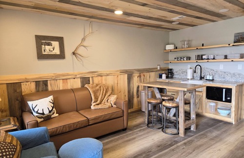 Columbia Falls Cabina | Elkhorn Cabin at Columbia Mountain Ranch near Glacier National Park