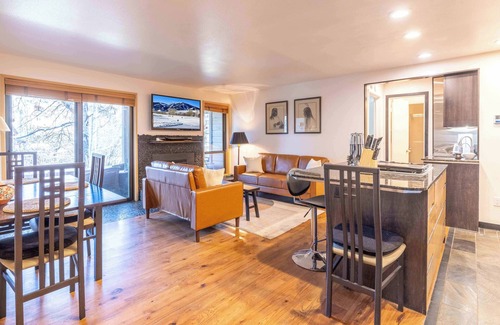 Elkhorn Village Condominio | Elkhorn Retreat: Condo with Pond Views, Pool & Pet-Friendly