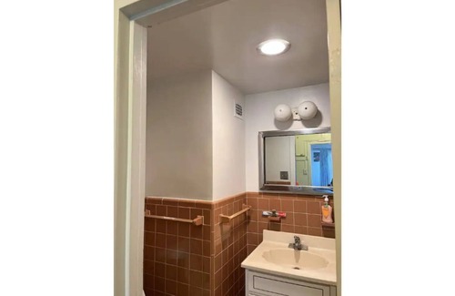 Elkins Park Cabina | Elkins Park studio 1 Queen & 1 sleeper Hotel style kitchen & bathroom+ Amenities