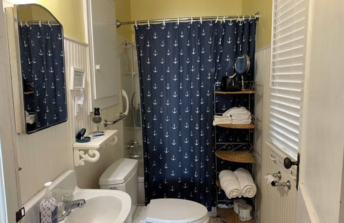 Tawas City Cabina | Ella’s Escape Located on Lake Huron and it is Pet Friendly!