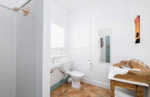 Rawhiti Casa | Elliot Bay - Shearer's Cabin