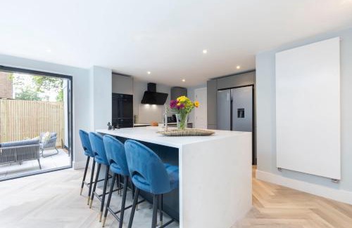 Cheltenham Apartamento | Elliot Oliver - Comfortable Five Bedroom Town Centre House With Garden & Garage