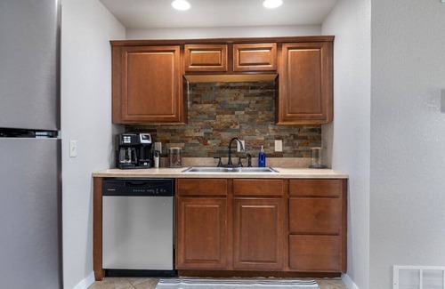 Rapid City Apartamento | Elm Avenue · ★Charming Home★Pet-Friendly★LG Fenced Backyard★