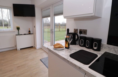 Radbourne Cabina | ELM LODGE, pet friendly, with a garden in Etwall