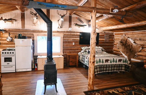 Trout Creek Casa | Elmwood Outpost is an off-grid cabin experience.