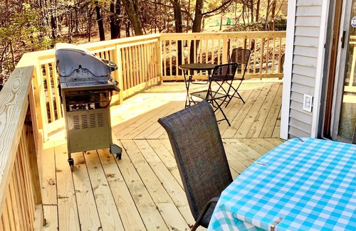 Albrightsville Casa | Embrace Autumn in the Poconos with a Relaxing Stay at Woodland Escape!