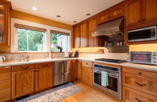 Port Angeles Casa | Emerald Haven Lakeside Paradise, Ultimate Retreat