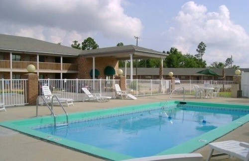 Milton Hotel | Emerald Sands Inn