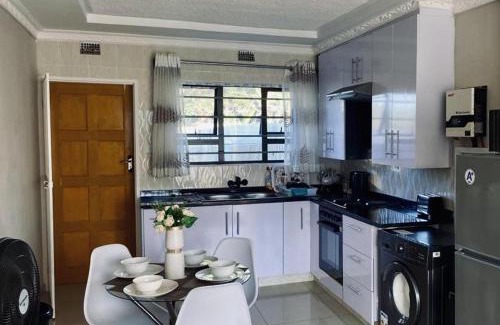 Harare Casa | Emerald Suite Sleeps 6 with Free Parking