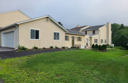 Emmaus Apartamento | Emmaus contemporary private entrance guest room