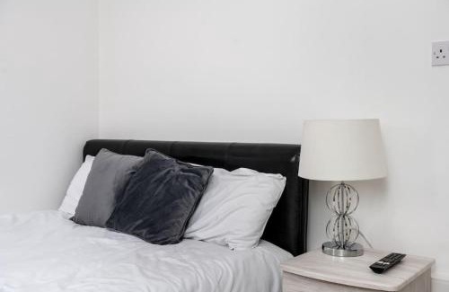 Landore Apartamento | En-suite Flat - Kitchen - Quiet Near Shops & Bus