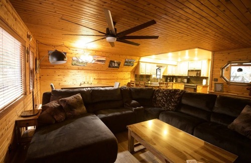 Lakehead Chalet De Esquí | Enchanted Chalet in tranquil forest at Shasta Lake - Pool/Spa/Paddle Boards