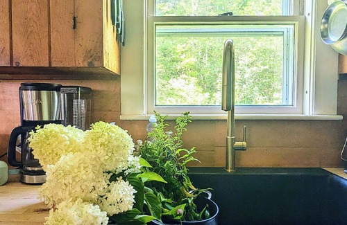 Weston Cabaña | Enchanting 4-bedroom cottage with a view in Weston