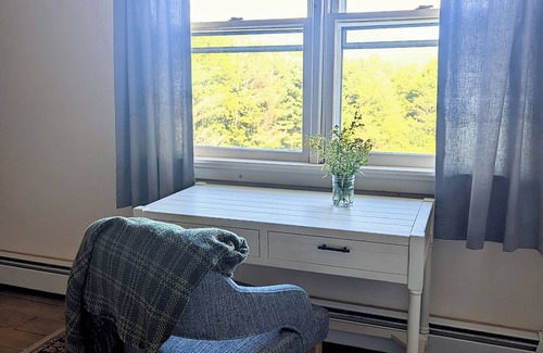 Weston Cabaña | Enchanting 4-bedroom cottage with a view in Weston