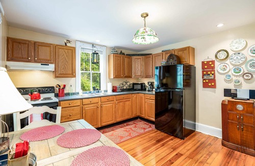 Harpers Ferry Casa | Enchanting Cottage, walk to Downtown Harpers Ferry