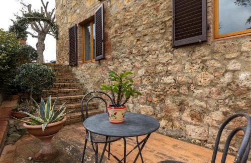 Abbadia a Isola Apartamento | Enchanting Flat with Patio in Abbadia a Isola