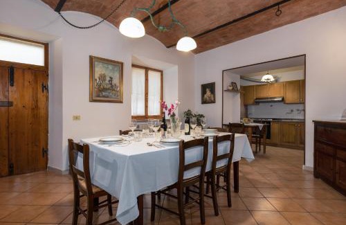 Abbadia a Isola Apartamento | Enchanting Flat with Patio in Abbadia a Isola
