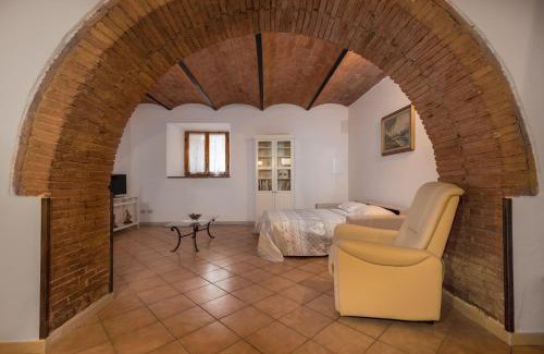 Abbadia a Isola Apartamento | Enchanting Flat with Patio in Abbadia a Isola