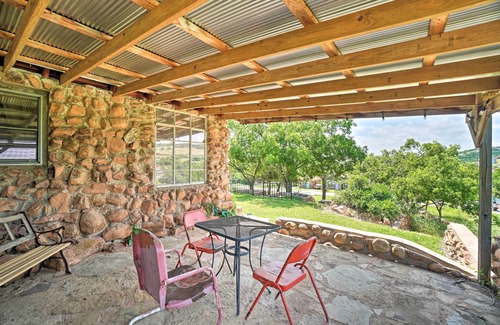 Medicine Park Cabaña | Enchanting Hilltop Cottage in Medicine Park!