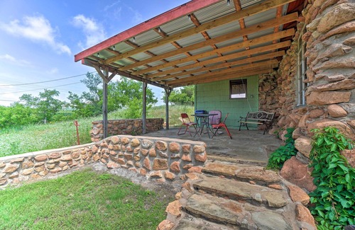 Medicine Park Cabaña | Enchanting Hilltop Cottage in Medicine Park!