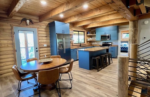 Beaver Cabina | Enchanting log cabin in Beaver near Eagle Point, sleeps 20+