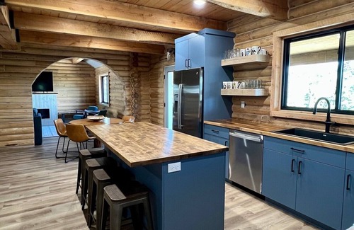 Beaver Cabina | Enchanting log cabin in Beaver near Eagle Point, sleeps 20+