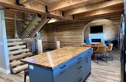 Beaver Cabina | Enchanting log cabin in Beaver near Eagle Point, sleeps 20+