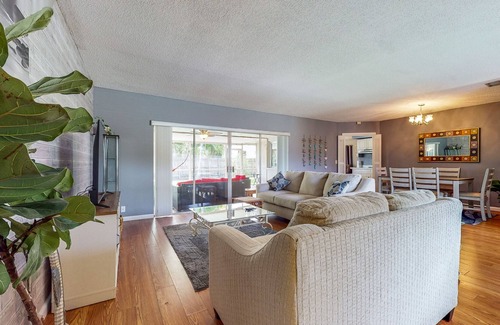 Survey Creek Casa | Enclosed Yard, Covered Porch, & Foosball - Dogs ok